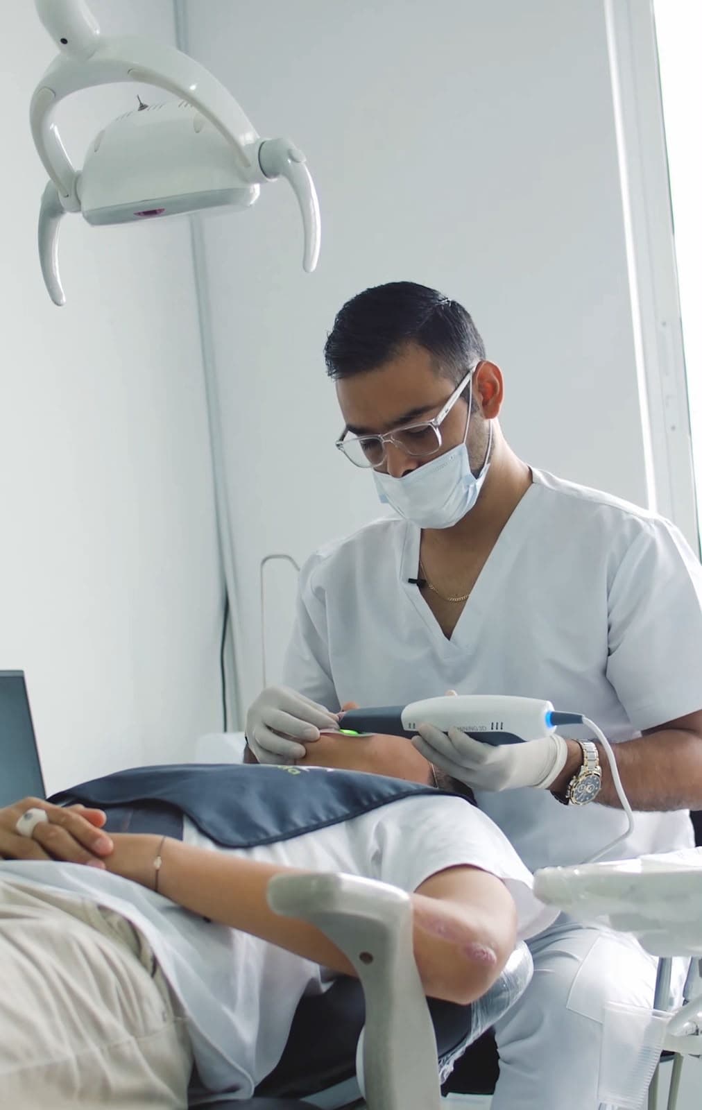 Dr. Andrés Pérez realizando un procedimiento
